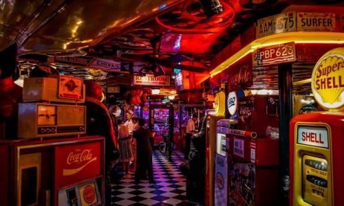 Neon arcade bar signs in Chicago with people playing vintage games - arcade bar chicago Neon arcade bar signs in Chicago with people playing vintage games - arcade bar chicago